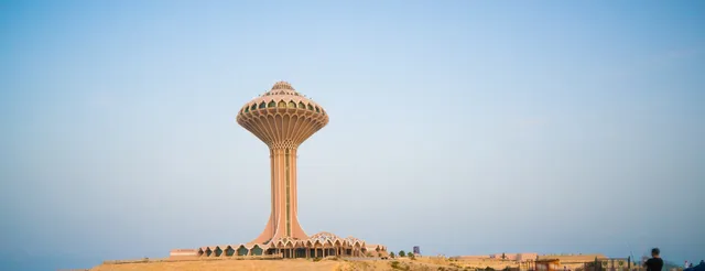 Tour ornée à treillis sur une place surélevée au crépuscule