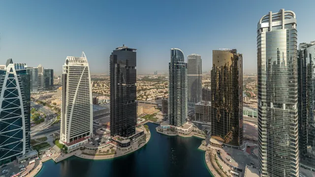 Vue aérienne d'une skyline moderne autour d'une marina